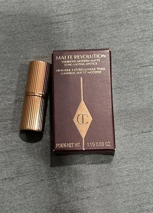 Charlotte tilbury matte revolution lipstick pillow talk 2. medium 1.1g/ матова помада мініатюра1 фото