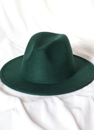 Шляпа федора унисекс с устойчивыми полями темно-зеленая (поля 7 см)