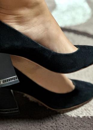 Туфли замшевые на устойчивом каблуке с камнями3 фото