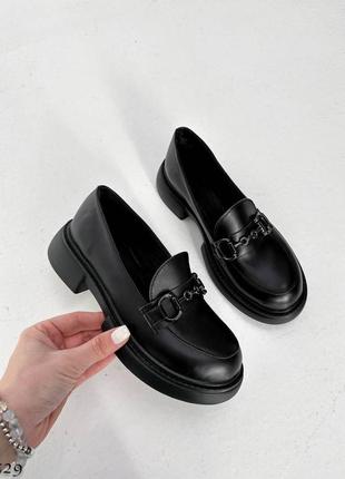 Кайфові чорні шкіряні лофери з прикрасою