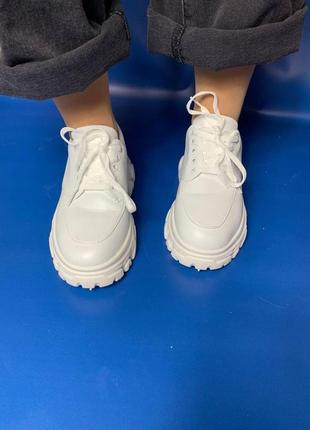 Женские белые кроссовки на платформе весна лето 2024 демисезонные женские туфли дерби белые т0823106 фото
