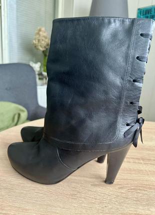 Шкіряні ботильйони з атласною стрічкою