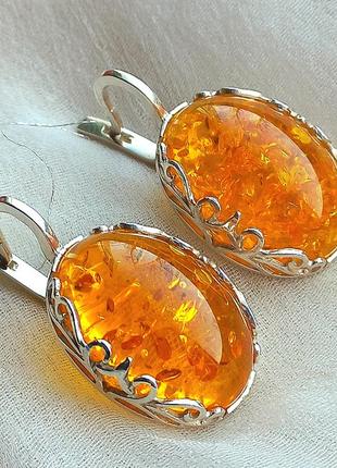Ювелирные серебряные серьги с янтарем прессованным