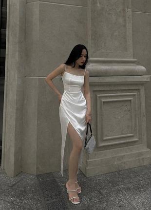 Розкішна атласна вечірня сукня максі з вирізом на бретельках вільного крою біла коричнева стильна якісна2 фото