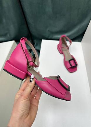 Рожеві малинові фуксія шкіряні босоніжки на низькому каблуку