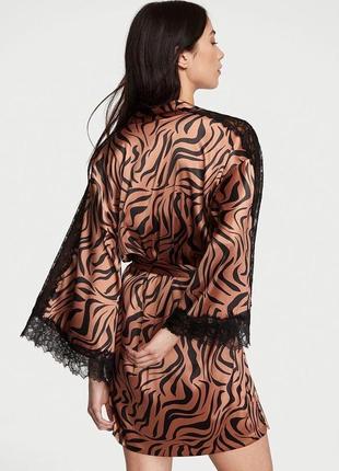 Сатиновий халат luxe satin lace inset robe zebra від victoria's secret3 фото