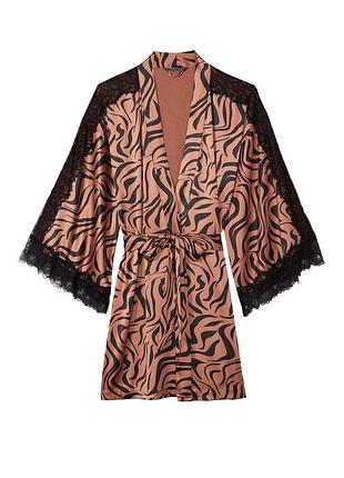 Сатиновий халат luxe satin lace inset robe zebra від victoria's secret1 фото