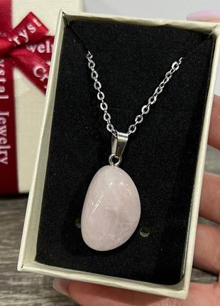 Натуральный камень розовый кварц кулон природной формы на цепочке - подарок парню девушке в коробочке