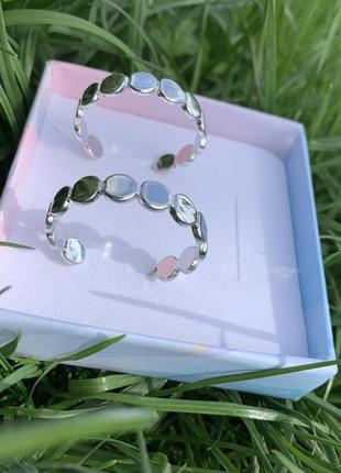 Серьги-кольца серебряного цвета