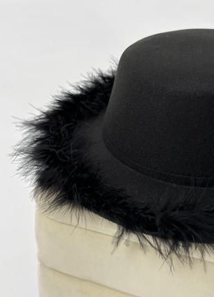 Шляпа канотье с устойчивыми полями (6 см) украшенная перьями fuzzy черная2 фото