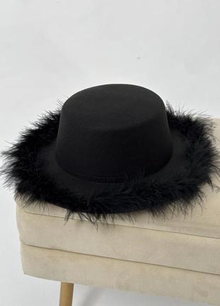 Шляпа канотье с устойчивыми полями (6 см) украшенная перьями fuzzy черная