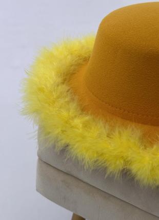 Капелюх канотьє зі стійкими полями (6 см) прикрашений пір'ям fuzzy жовтий2 фото