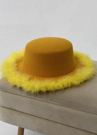 Шляпа канотье с устойчивыми полями (6 см) украшенная перьями fuzzy желтая1 фото
