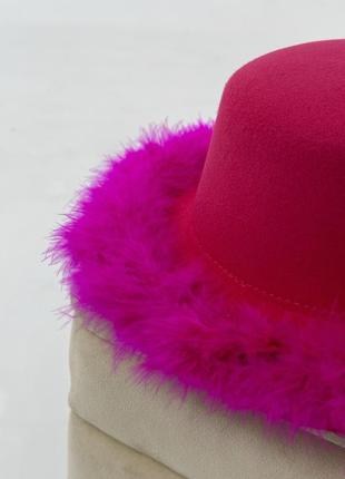Шляпа канотье с устойчивыми полями (6 см) украшенная перьями fuzzy малиновая2 фото