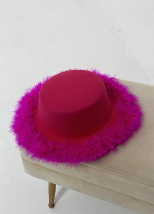 Шляпа канотье с устойчивыми полями (6 см) украшенная перьями fuzzy малиновая3 фото