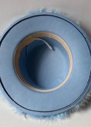 Капелюх канотьє зі стійкими полями (6 см) прикрашений пір'ям fuzzy блакитний4 фото