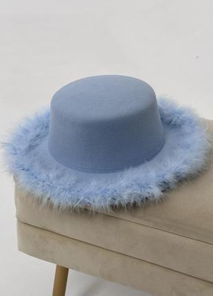 Шляпа канотье с устойчивыми полями (6 см) украшенная перьями fuzzy голубая1 фото