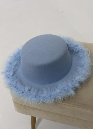 Шляпа канотье с устойчивыми полями (6 см) украшенная перьями fuzzy голубая3 фото