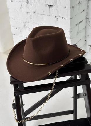 Шляпа федора ковбойка унисекс с декором и цепочкой punk коричневая1 фото