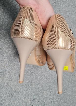Золоті нарядні туфлі stillo каблук5 фото