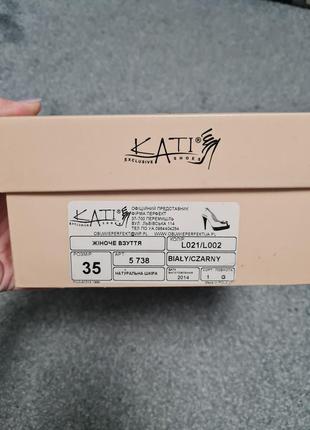 Кожаные черно белые босоножки kati высокий каблук9 фото