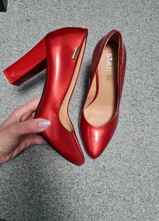 Лакові червоні туфлі  steizer