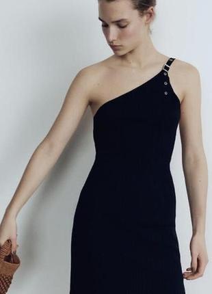 Чорне плаття зара в рубчик тягнеться ,коротке сукня з асиметричним верхом, широкою бретелею та металевою пряжкою.zara2 фото