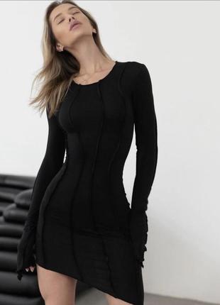 Черное мини платье со скошенным низом4 фото