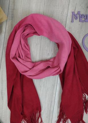 Женский шарф палантин демисезонный розово красный с бахромой 178х542 фото