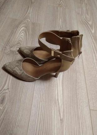 Туфлі на каблуку