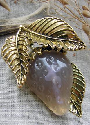 Крупная объемная брошь клубника брошка с клубникой. цвет бронза античное золото1 фото
