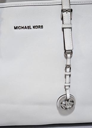 Белая кожаная сумка michael kors, оригинал3 фото