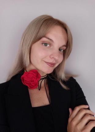 Чокер на шию квітка з трояндою на шнурку червоного кольору2 фото