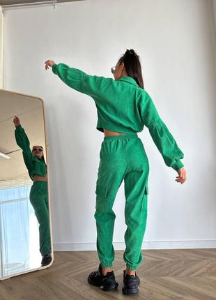 Зелений жіночий вельветовий прогулянковий костюм штани вільного крою вкорочена сорочка повсякденний костюм вельвет5 фото