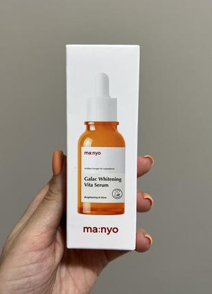 Освітлююча вітамінна сироватка manyo galac whitening vita serum - 50 мл1 фото