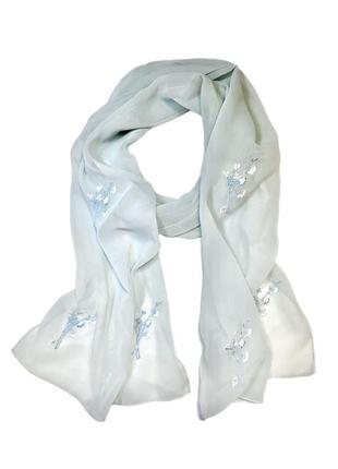 Легкий небесно-голубой шарф с цветочками