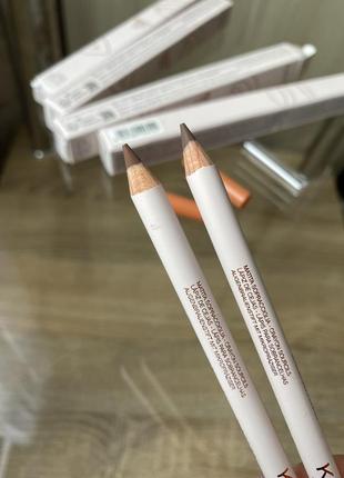 Олівець для брів kiko milano beauty roar eyebrow pencil. олівчик для брів кіко мілано. коричневий олівець