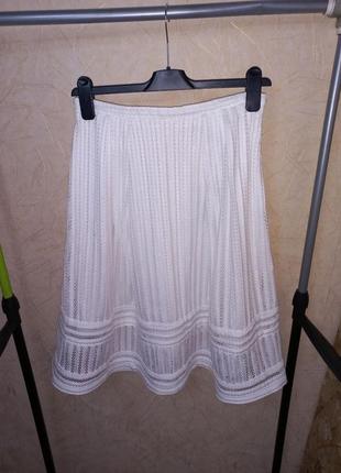 Расклешенная юбка из фактурной ткани со складками на талии

и видимой молнией сзади.5 фото