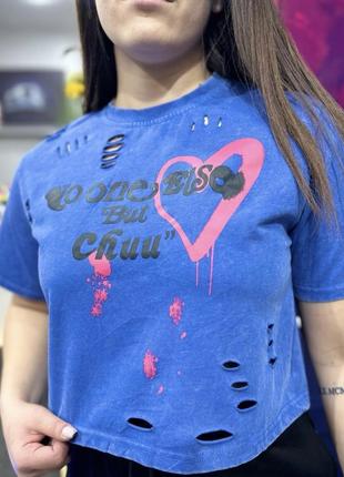 Укорочена жіноча футболка з порізами1 фото