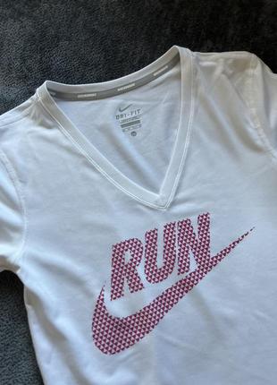 Біла спортивна футболка nike dri-fit run7 фото