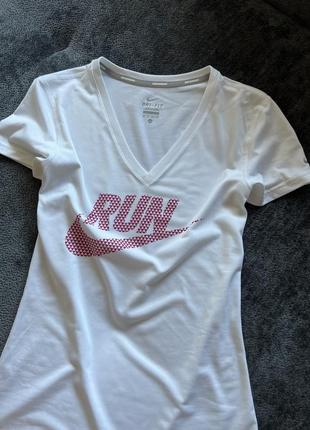 Біла спортивна футболка nike dri-fit run9 фото