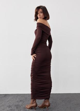 Силуэтное платье с драпировкой и открытыми плечами - коричневый цвет, s (есть размеры)2 фото