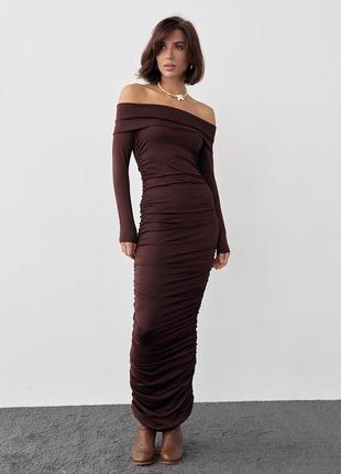 Силуэтное платье с драпировкой и открытыми плечами - коричневый цвет, s (есть размеры)5 фото
