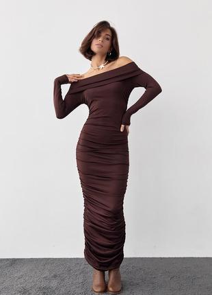 Силуэтное платье с драпировкой и открытыми плечами - коричневый цвет, s (есть размеры)6 фото