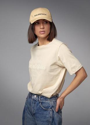 Бавовняна жіноча футболка з вишитим написом — бежевий колір, l (є розміри)6 фото