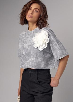 Укорочена футболка тай-дай з об'ємною квіткою — світло-сірий колір, l (є розміри)