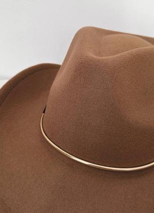 Шляпа федора ковбойка унисекс с устойчивыми полями, пирсингом и металлическим декором капучино4 фото