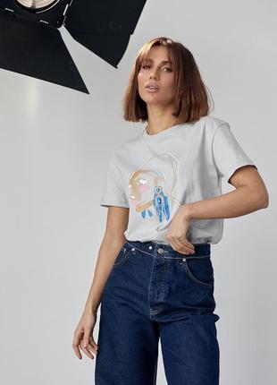 Жіноча футболка прикрашена принтом дівчини із сережкою — сірий колір, l (є розміри)5 фото