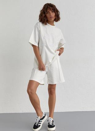 Трикотажний жіночий костюм із шортами та футболкою з вишивкою — білий колір, l (є розміри)