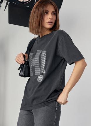 Трикотажна футболка з написом hi з термостраз — темно-сірий колір, s (є розміри)5 фото